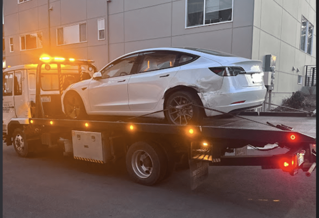 "Fast Response Towing" is Tow World Towing company that promises quick response times to clients in need of tow truck services. (425)679-2500